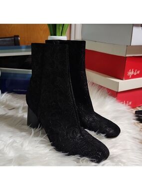 New Marc Fisher embroidered booths, Black‎ Color, 8.5